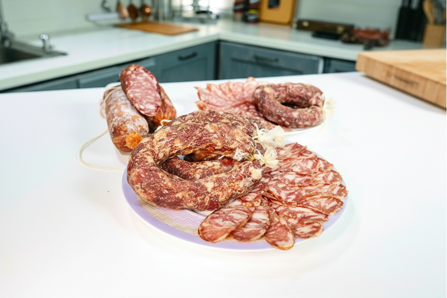 РЕЦЕПТ. Сальчичон – сыровяленый или сырокопченый сервелат из свинины