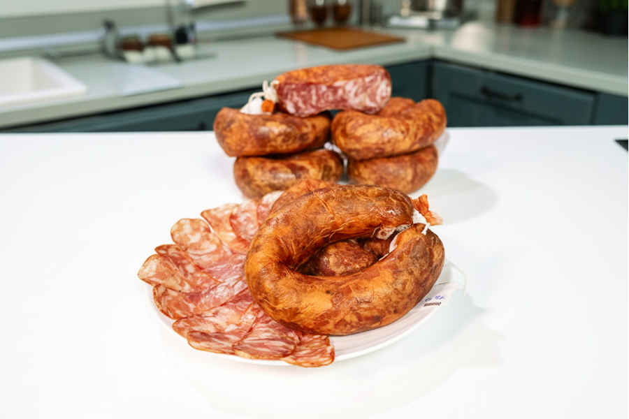 РЕЦЕПТ. Дедушкин гостинец – сыровяленая или сырокопченая колбаса из свинины